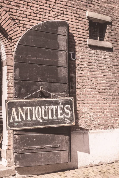 Antiques sign on an old door — Stock Photo, Image