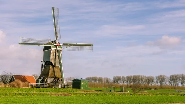 Molino de viento holandés típico — Foto de Stock