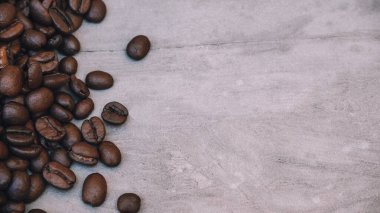 Gri desenli eski bir fonda kahve çekirdeği yığını. Metinler için, fotokopi için, reklamlar için, el ilanları için. Portföyümde bu seriden daha fazla fotoğraf var..