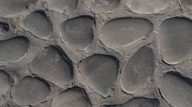 Eski şehrin ortaçağ kaldırımlarındaki büyük gri-kahverengi kaldırım taşlarının dokusu. Kaya taşları. Eski taş kaldırım, kaldırım. Arkaplan