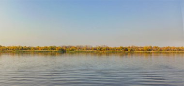 Güneşli bir günde, Volga nehrinin karşı kıyısında güzel bir sonbahar manzarası. seçici odak
