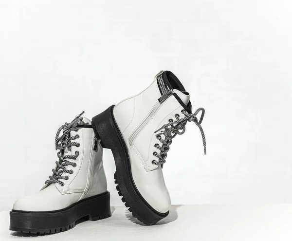 Beyaz deri ayakkabılı kadın yeni koleksiyonundan sonbahar-kış 2020 arası beyaz arka planda.. — Stok fotoğraf