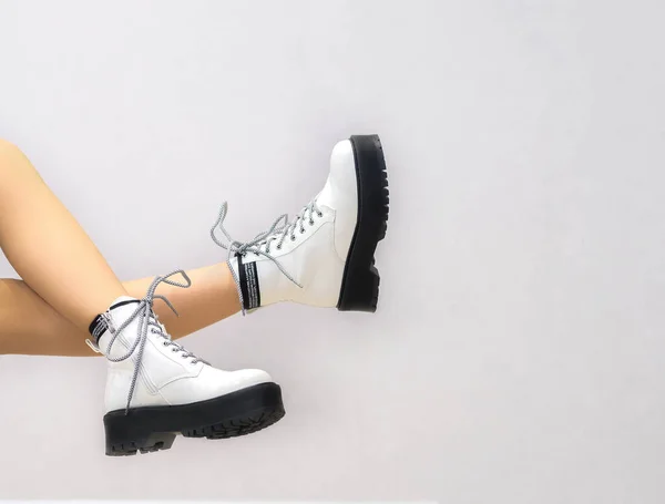 Banner para uma loja de sapatos Pernas de meninas em sapatos de couro branco da nova coleção em um fundo leve Pernas de meninas em sapatos de couro ecológico na moda Inverno 2020. — Fotografia de Stock
