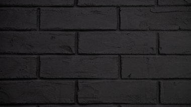 Siyah tuğlalı arka planı olan boş beton masa. Ürün sergisi için iç fon. Boşluğu kopyala.