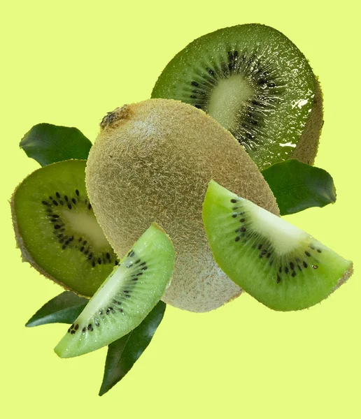 Färsk Kiwi Med Blad Faller Luften Isolerad Gul Bakgrund Livsmedelslevitationskoncept — Stockfoto