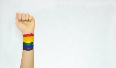 LGBT Gökkuşağı Özgürlük ve İnsan Eli Bayrağı - LGBT topluluğu ve cinsel azınlık hareketi. Parmaklar mücadele ve zafer işareti yapıyor.