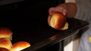 Childs 'ın elleri fırından nefis ekmekler çıkarıyor, ev hayatı, ev hayatı.