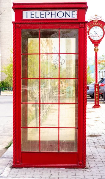 Ouderwetse traditionele rode telefooncel of telefooncel — Stockfoto