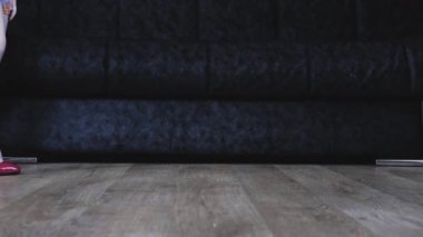 Yetişkin gibi davranır. Erkeklerin ayaklarının yüksek topuklu kırmızı ayakkabılarla yürümesini yakından çek.