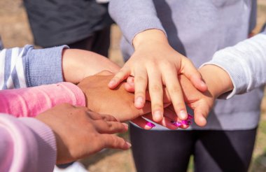 Bir grup çocuk ellerini birleştiriyor. çeşitlilik, ırk, etnik köken, uluslararası ve insanlar takım çalışması veya Çocuk deneyimi konsepti. Seçici odak