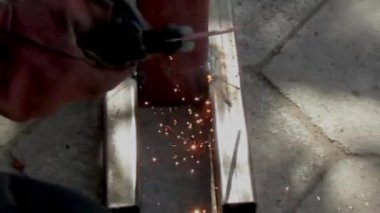 Adam kaynak yapan karbon işçisi metal kaynak makinesi ile çalışıyor.