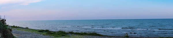 カスピ海の夏休みの晴れた日のパノラマで雲とパノラマの美しい海カスピ海をリラックス — ストック写真