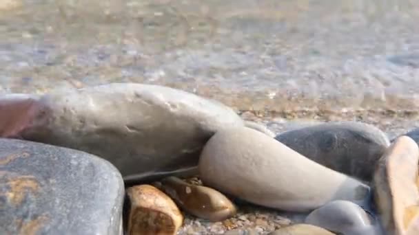 La vague de la mer a lentement lavé les pierres sur le fond de pierres de mer, vagues. Vacances, spa, vacances d'été — Video