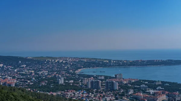 Panoráma az üdülőhely város Gelendzhik. Madarak kilátás Gelendzhik Bay nyaralás üdülőhely tenger strand nyaralás — Stock Fotó