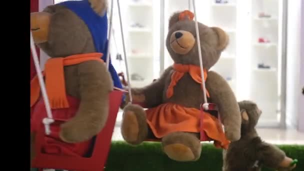 Pluszowe zabawki niedźwiedzie na karuzeli ruchome kompozycje, animowane śmieszne mechaniczne, zwierzęta jako obiekt rozrywki dla dzieci w centrum handlowym. Miejsce do robienia zdjęć dzieci, selfie — Wideo stockowe