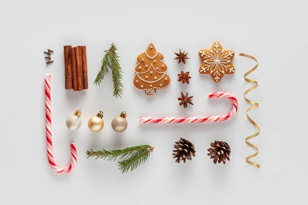 Noel kompozisyonu. Noel eşyaları koleksiyonu. Düğüm stili. Üst manzara, düz uzanma.