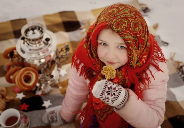 Girl Russian Headscarf Sits Bank River Samovar Bagels Drinks Tea — Stock Photo, Image