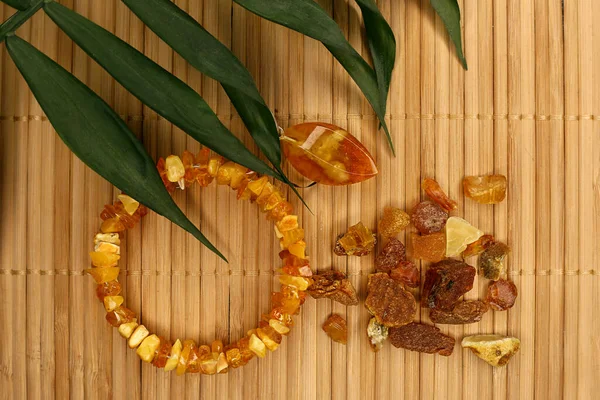 Doğal arka planda ham kehribar ve kehribar ürünleri