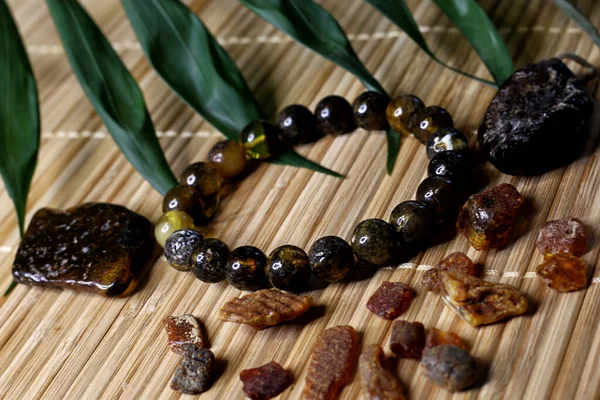 Doğal arka planda ham kehribar ve kehribar ürünleri