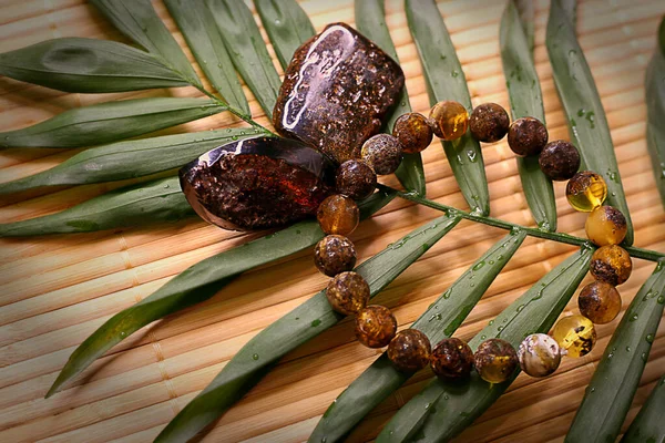 Doğal arka planda ham kehribar ve kehribar ürünleri