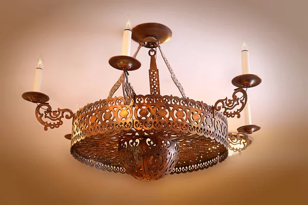 Klasik metal avize, bronz lamba armatürü, seçici odak