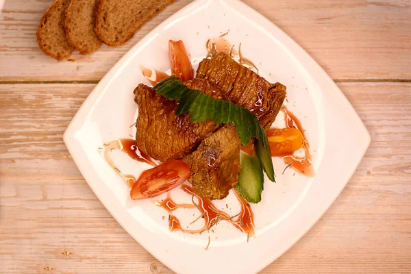 Sebzeli kızarmış et, seçici bir odak noktası.