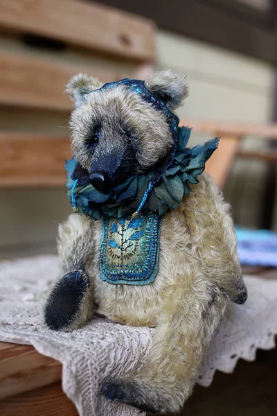 Göğsünde nakış olan el yapımı kahverengi kürklü oyuncak ayı.