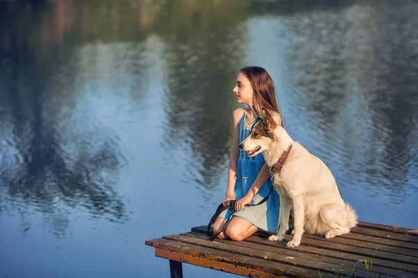 Dívka Přírodě Svým Psem Laika — Stock fotografie