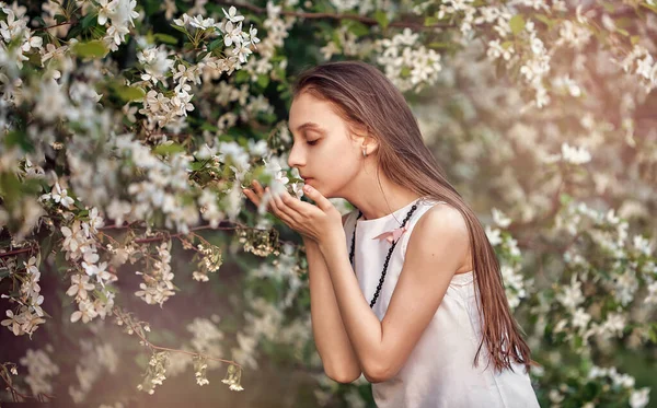 Una Joven Camina Jardín Floreciente — Foto de Stock