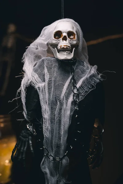 黒の背景 ハロウィン 不気味な絵 ハロウィーンのチェーン内の骨格を装った人間の幽霊 — ストック写真