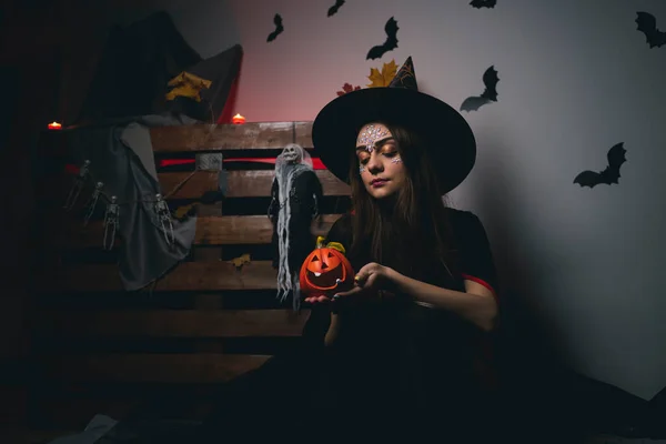 Kvinna Karneval Kostym Söt Häxa Försiktigt Håller Orange Pumpa Figur — Stockfoto