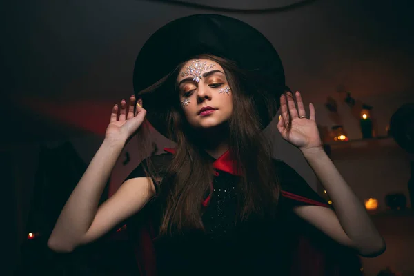 Hermosa Mujer Disfraz Bruja Carnaval Sombrero Negro Sosteniendo Pelo Largo — Foto de Stock