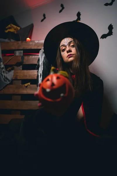 Mystérieuse Brune Chapeau Noir Costume Sorcière Carnaval Tenant Une Citrouille — Photo