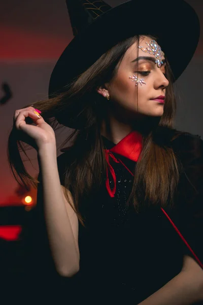Yüzünde Pullar Olan Güzel Bir Esmer Cadı Şapkası Karnaval Kostümü — Stok fotoğraf