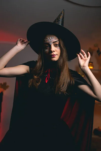 Une Jeune Femme Costume Sorcière Carnaval Tient Son Chapeau Noir — Photo