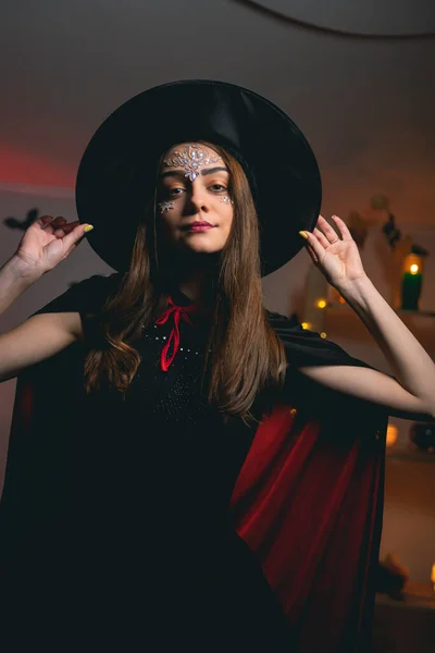 Une Jeune Fille Costume Sorcière Carnaval Tient Son Chapeau Noir — Photo