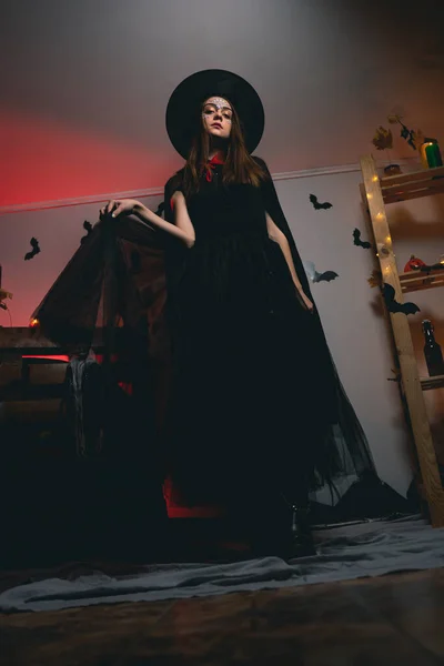 Cadı Karnavalı Kostümü Giymiş Bir Kız Kabarık Eteğini Çok Güzel — Stok fotoğraf