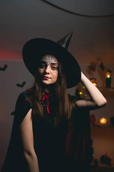 Una Joven Con Disfraz Bruja Carnaval Sostiene Sombrero Negro Con — Foto de Stock