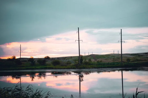 Spiegelbild Eines Leuchtend Scharlachroten Sonnenuntergangs See — Stockfoto