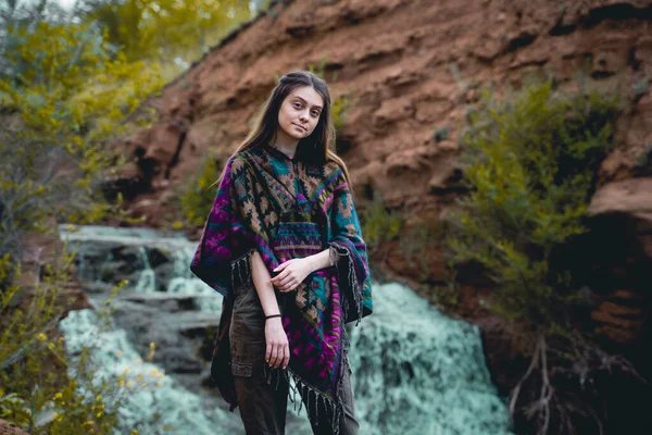 小さな滝と渓谷に立つ素敵な女の子旅行者は 自然を賞賛し 喜んで笑顔 — ストック写真
