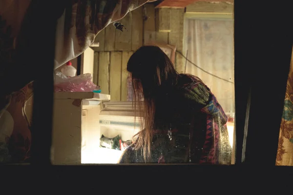Kız gece buzdolabının içine bakıyor. Yüksek kalite fotoğraf
