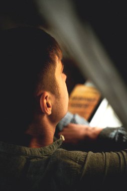 Gri gömlekli genç bir adamın profili. Düşünceli bakış. Yüksek kalite fotoğraf