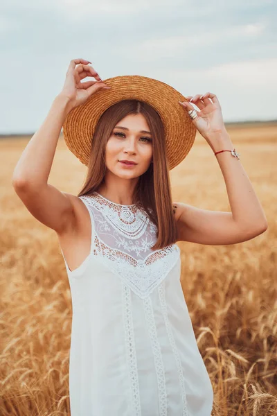 Jovem Modelo Vestido Branco Inspirado Natureza Segura Suavemente Seu Chapéu — Fotografia de Stock