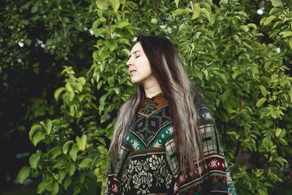 Dziewczyna Wielobarwnymi Włosami Cieszących Się Oddychaniem Świeżym Powietrzem Zielone Drzewa — Zdjęcie stockowe