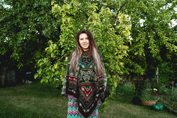 Uma Menina Com Cabelo Multi Colorido Poncho Está Contra Fundo — Fotografia de Stock