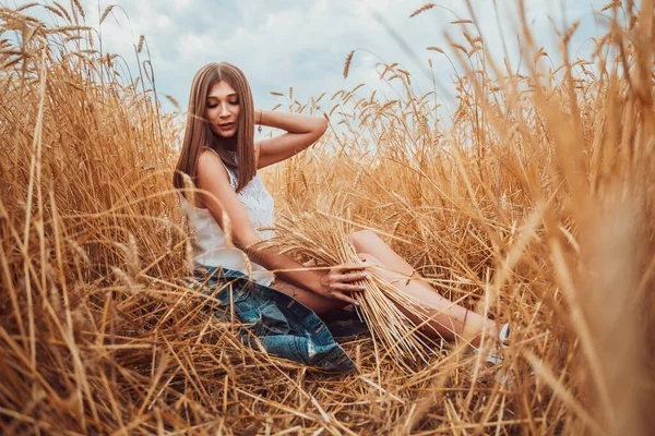 Una Hermosa Mujer Sienta Campo Trigo Una Chaqueta Mezclilla Admira —  Fotos de Stock