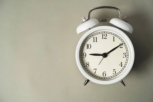 Kadranlı Çalar Saat Gri Bir Arkaplanda Yatıyor Fikri Zaman Paradır — Stok fotoğraf