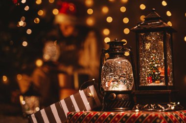 Sihirli fenerler gece lambaları hediyelerle dolu kutular üzerinde durur.