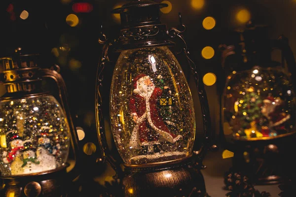 Weihnachtsfee Laternen mit Schneefall-Effekt und Figuren im Inneren — Stockfoto