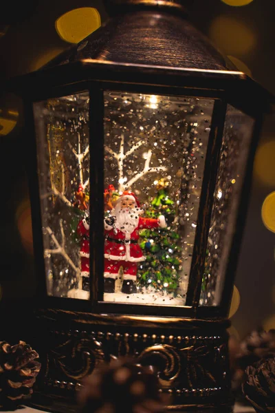 Weihnachtsmärchen-Laternen mit Schneefall-Effekt und Figuren im Inneren — Stockfoto